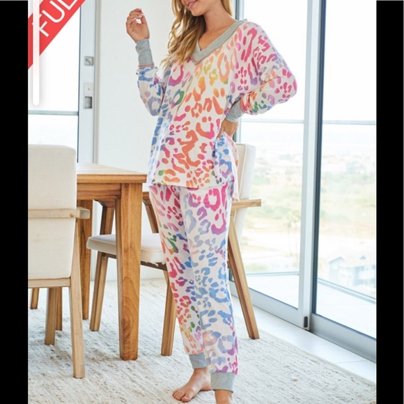 🌟SALE🌟Cheetah Print Top - Picture 5 of 7